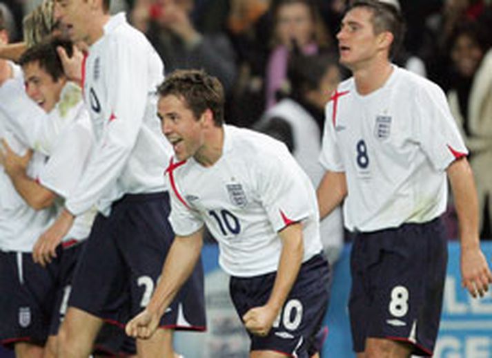 Lampard (lengst til hægri) fagnar ásamt félögum sínum í enska landsliðinu í Sviss í gærkvöldi.