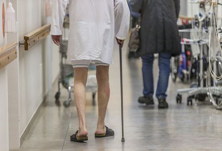 Eldri borgarar eru fastir á Landspítalanum vegna skorts á plássum á hjúkrunarheimilum og bresta í heimaþjónustu. Páll Matthíasson, forstjóri Landspítala, segir truflun á flæði sjúklinga geta verið öryggisógn. 