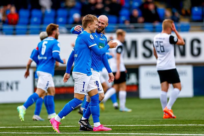 Ísak Andri Sigurgeirsson var frábær í gær og hér er honum fagnað af Daníel Laxdal.