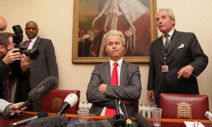 Wilders varð að flytja blaðamannafund sinn í hús.