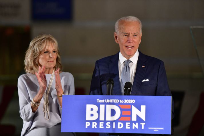 Joe Biden og eiginkona hans Jill ræða hér við stuðningsmenn á kosningafundi í Philadelphiu í nótt.