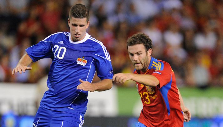 Wieser er hér í baráttu við Juan Mata í landsleik Liechtenstein og Spánar í september síðastliðnum.