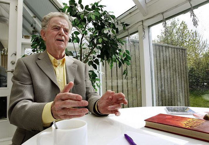 Rifjar upp fundinn í Efra Dharamsala Sigurður A. Magnússon er hér með bók sína Við elda Indlands á borðinu en þar segir hann frá fundi sínum með Dalai Lama árið 1960.fréttablaðið/anton
