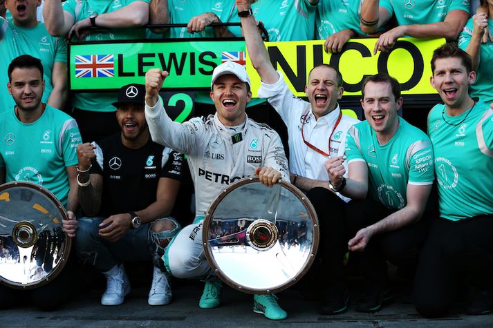 Rosberg og Hamilton fagna góðri helgi í Ástralíu og góðri byrjun á tímabilinu.
