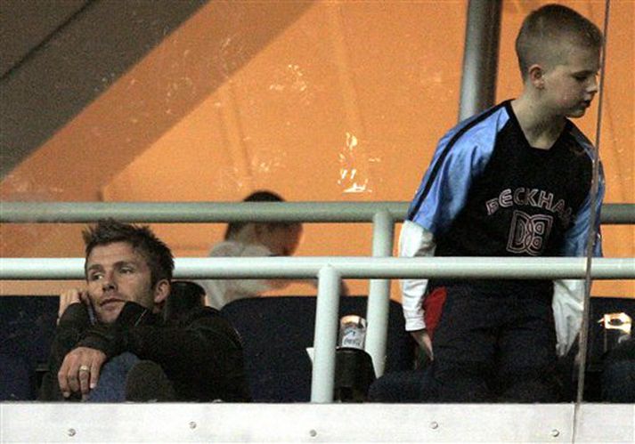 Knattspyrnukappinn David Beckham gat ekki fagnað með brúðhjónunum. Hann var kallaður til Spánar þar sem hann var látinn fylgjast með félögum sínum í Real Madrid spila í gærkvöldi. Beckham fór til Ítalíu í óþökk þjálfara síns sem kallaði hann aftur til Madrídar í gær.