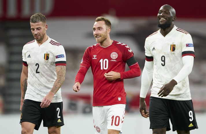 Eriksen léttur með fyrrum samherja sínum hjá Toby Alderweireld og Romelu Lukaku í leik Dana og Belga í Þjóðadeildinni í september. Toby og Eriksen gætu aftur orðið samherjar í janúar.
