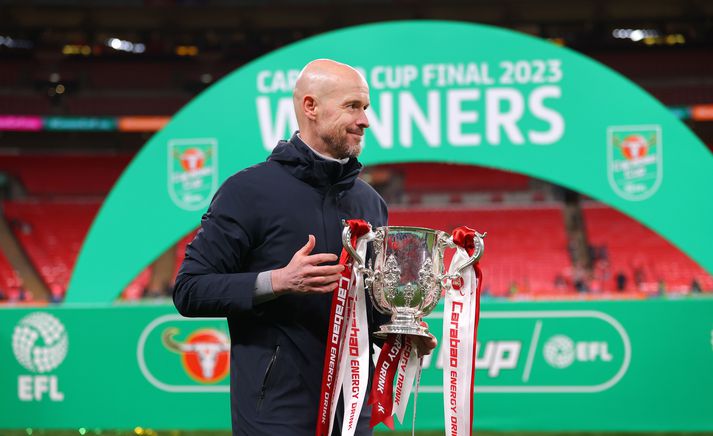 Erik ten Hag með enska deildabikarinn eftir sigur Manchester United á Newcastle United á Wembley í gær.