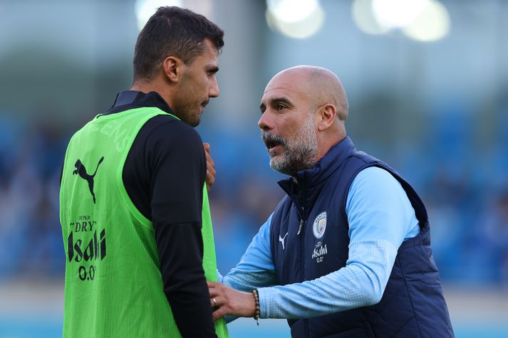 Pep' Guardiola, knattspyrnustjóri Manchester City, ræðir við Rodri á æfingu Manchester City.