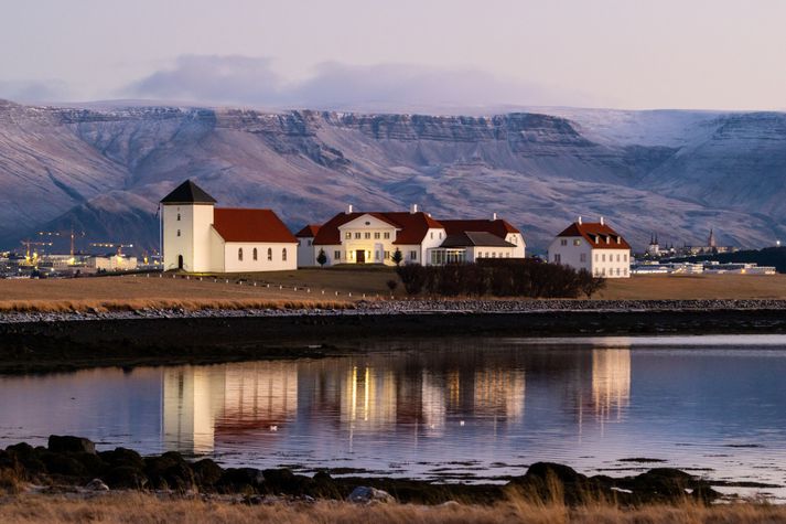 Litið er til Bessastaða og sjálfstæðisbaráttu Íslendinga.