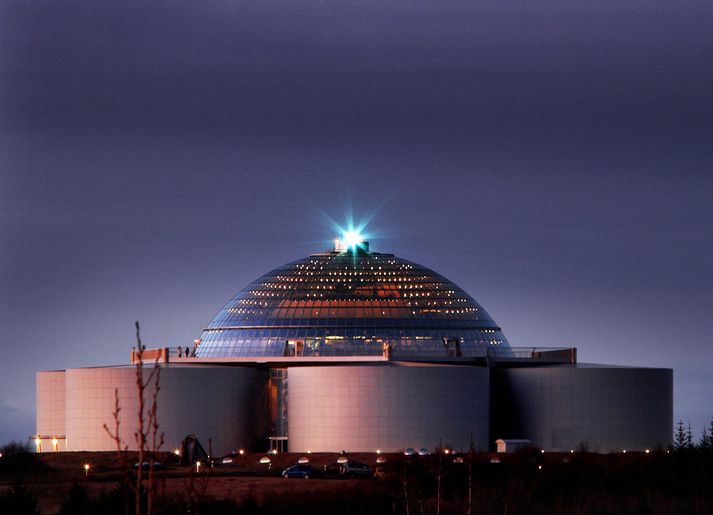 Þeir sem vilja nota útsýnispallinn þurfa nú að greiða fyrir það 450 krónur.