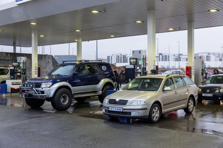 Áætlað er að bensínlítrinn lækki um tvær krónur og dísill hækki um sjö.