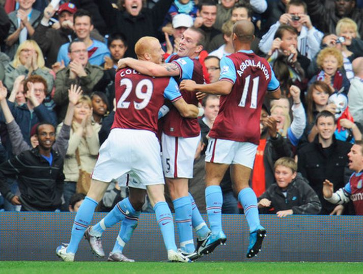 Richard Dunne og félgar fagna fyrra marki Villa í dag.