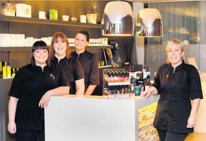 Hér er Aðalheiður, nudd- og snyrtimeistari, ásamt starfsfólki Reykjavík Spa: Ingibjörg Ósk Helgadóttir snyrtimeistari(fremst til vinstri), Steinunn Lovísa Óladóttir snyrtimeistari og Herdís Harpa Jónsdóttir, snyrti-, nagla- og förðunarfræðingur.