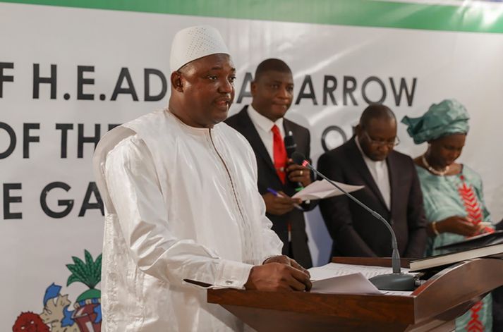 Adama Barrow sór embættiseið í dag og kallaði eftir því að her Gambíu stigi til hliðar þar til Jammeh væri farinn frá.