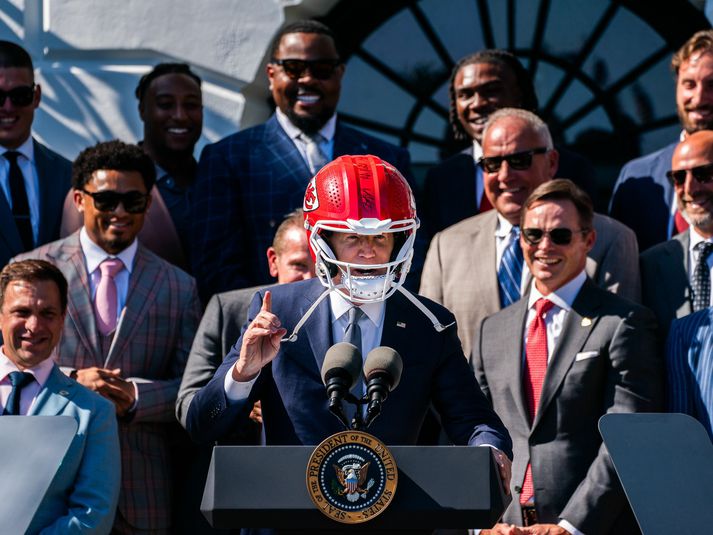 Joe Biden hélt ræðu með Chiefs hjálm á höfðinu.