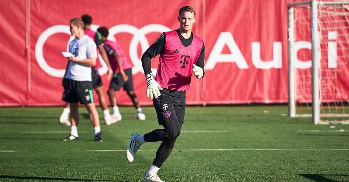 Manuel Neuer var myndaður á sinni fyrstu æfingu eftir fótbrot