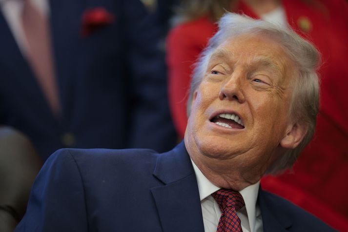 Donald Trump er fyrsti handhafi nýju Friðarverðlauna FIFA.