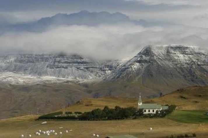 Maðurinn fékk höfuðhögg þegar hann féll af vélsleða sínum í fjallshlíðum Esjunnar fyrr í dag.