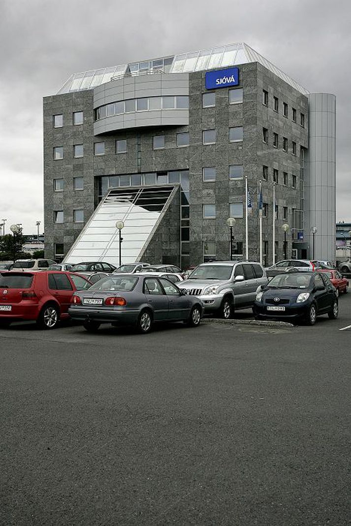 Tryggingarekstur Sjóvár var færður út SJ eignarhaldsfélagi yfir í nýtt félag, Sjóvá-Almennar tryggingar hf., í lok september 2009. Íslenska ríkið lagði nýja félaginu til 11,6 milljarða króna og Glitnir og Íslandsbanki lögðu því til fimm milljarða. Í fyrra keypti síðan SF1 slhf. meirihluta í nýja Sjóvá. Fréttablaðið/Arnþór