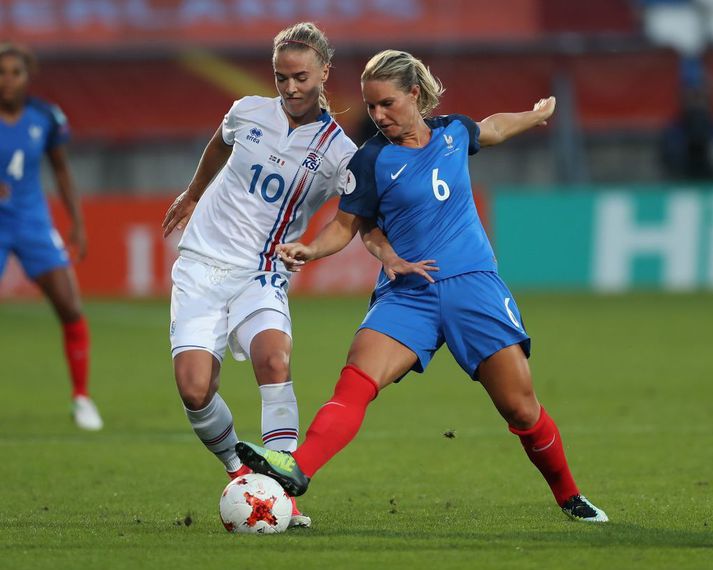 Amandine Henry hefur lengi verið í stóru hlutverki í franska landsliðinu. Hér er hún í baráttu við Dagnýju Brynjarsdóttur á EM 2017, áður en Henry fiskaði víti seint í leiknum með leikaraskap.