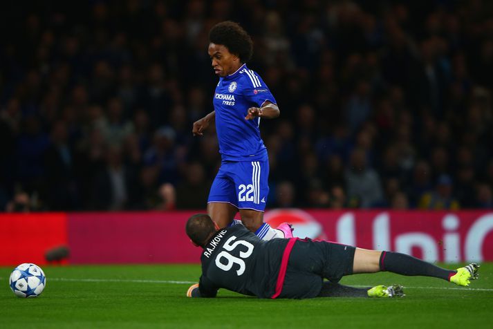 Willian var öflugur þær mínútur sem hann lék í gær en hér krækir hann í víti.