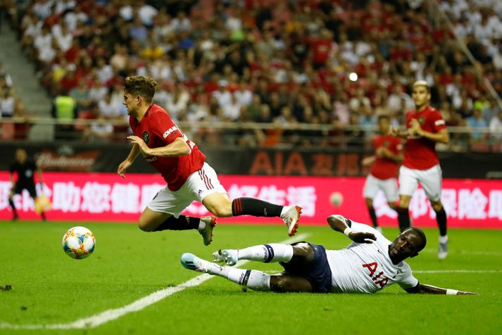 Sissoko brýtur á James í leik United og Tottenham