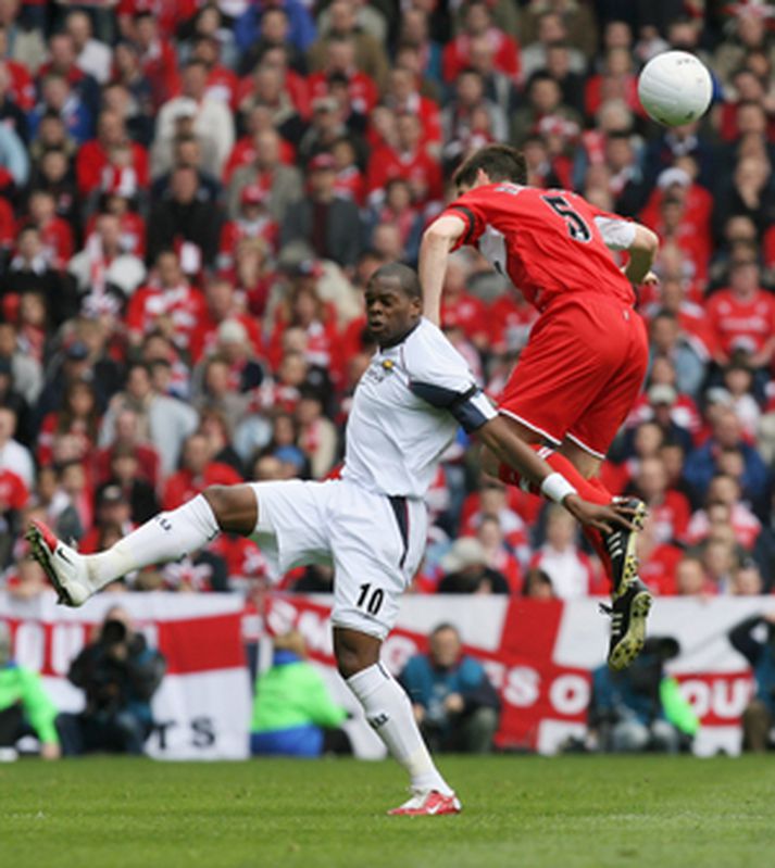 Harewood og Riggott eigast við í leiknum.