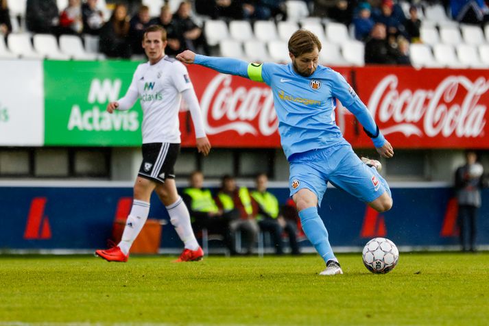 Óskar Örn Hauksson lætur vaða á markið í Kaplakrika.