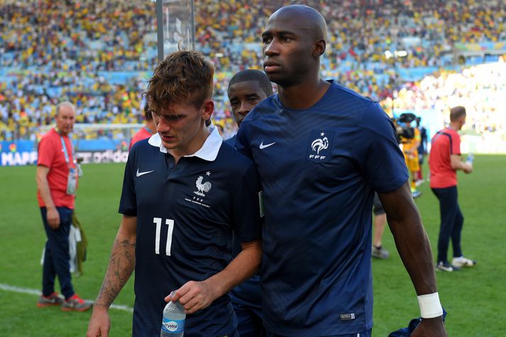 Eliaquim Mangala hughreystir hér Antoine Griezmann (númer 11) eftir að Frakkar duttu úr keppni á HM í sumar.