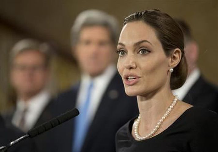 Angelina Jolie. Aðgerðin og eftirmeðferðin tók þrjá mánuði.