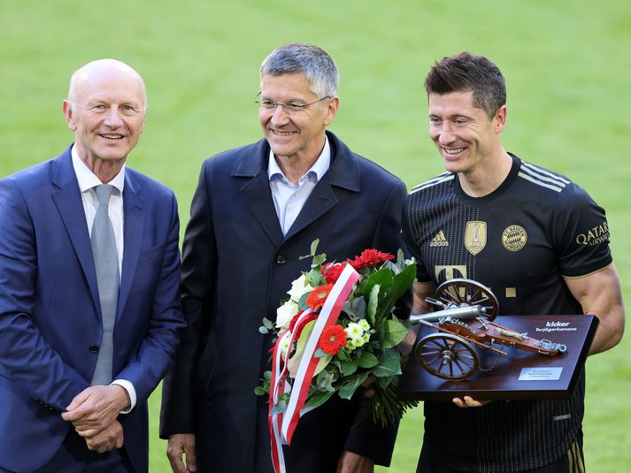 Robert Lewandowski (til hægri) ásamt Herbert Hainer (fyrir miðju) og Carlo Wild.