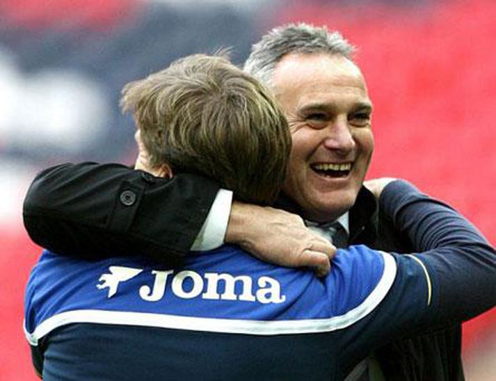 Dave Jones í faðmlögum. Hann heldur um stjórnartaumana hjá toppliði ensku B-deildarinnar.