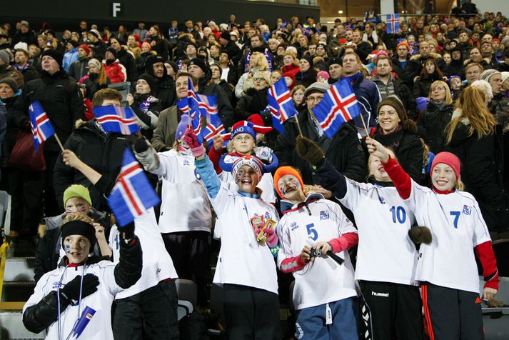 Það er gaman í stúkunni á landsleik. Bæði hjá strákunum og stelpunum (þessi mynd).