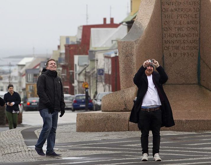 Mikið af ferðamönnum er á landinu og láta þeir lokanir um páskana lítið á sig fá.