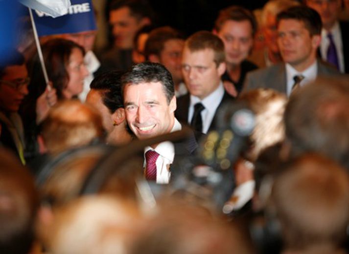 Anders Fogh Rasmussen var glaðbeittur þegar hann gekk í salinn á kosningavöku Venstre í kvöld.