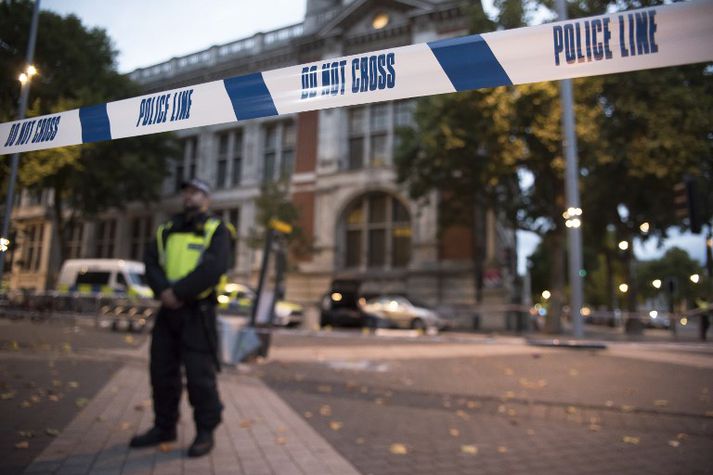 Lögreglumaður gætir vettvangs þar sem bíl var ekið upp á gangstétt og á gangandi vegfarendur í London í gær.