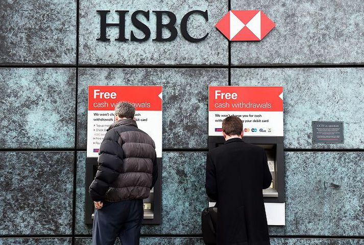 Viðskiptavinir HSBC nota hraðbanka við útibú bankans í miðborg Lundúna í gær. Á meðal þeirra sem Alþjóðasamband rannsóknarblaðamanna segir að bankinn hafi hjálpað að fela fé og skjóta undan skatti er fólk sem tengt hefur verið við vopnasölu, spillingarmál og brot á alþjóðalögum.