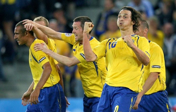 Zlatan Ibrahimovic fagnar í leiknum í gær.