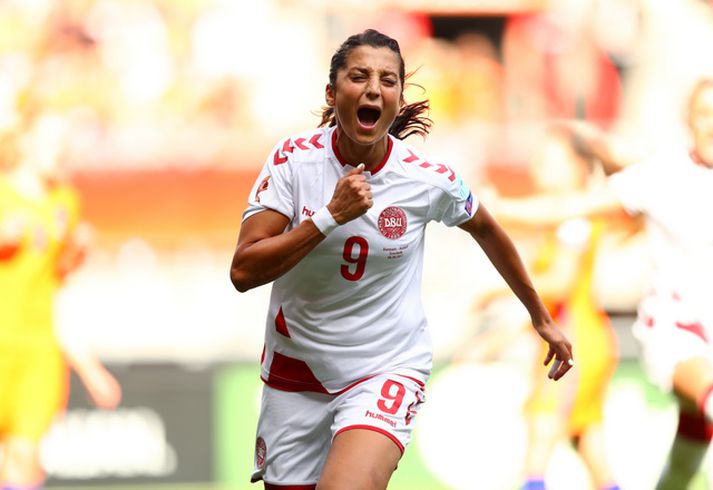 Nadia Nadim fagnar marki sínu.