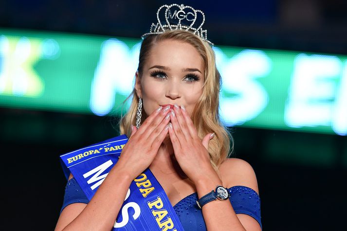 Arna Ýr Jónsdóttir þakkar fyrir sig eftir að hafa verið valin Miss Euro í kvöld.
