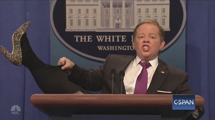 Gamanleikkonan Melissa McCarthy sneri aftur í Saturday Night Live í gær sem Sean Spicer, fjölmiðlafulltrúi Hvíta hússins.