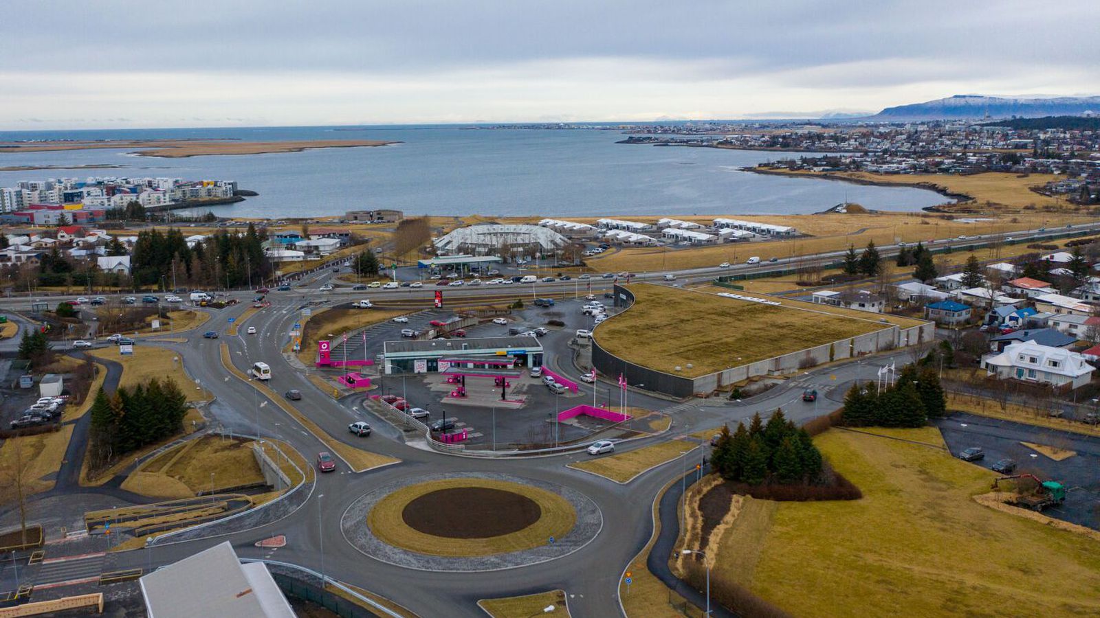 Keyrði á og flúði en skildi númeraplötu eftir
