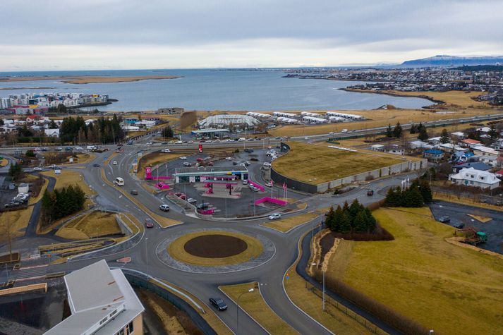 Hér sést glitta í annað strætóskýlið við Aktu Taktu vinstra megin á myndinni. 
