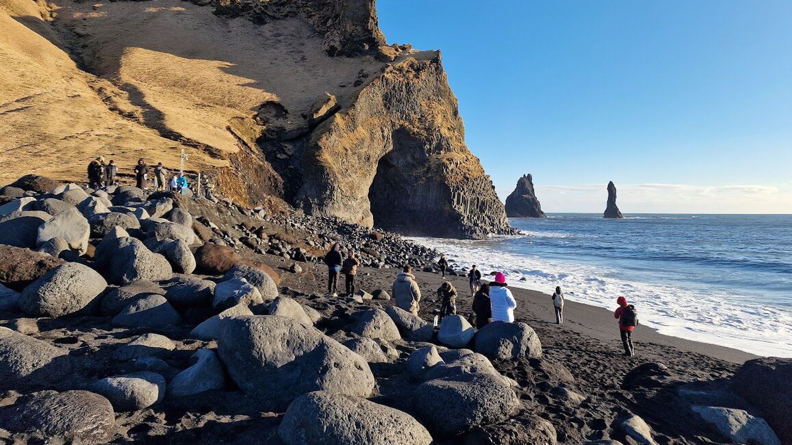 „Stuðlabergið er bara komið út í sjó“