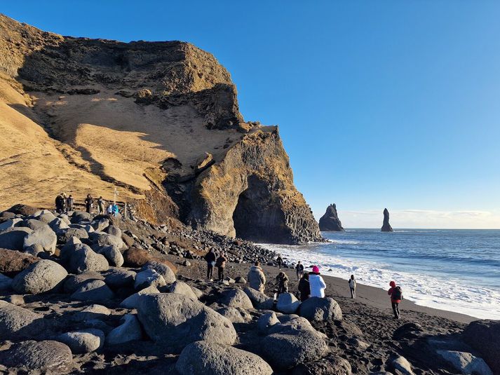 Mynd sem Birna Viðarsdóttir íbúi tók í gær. Eins og má sjá er stuðlabergið alveg komið út í sjó. 