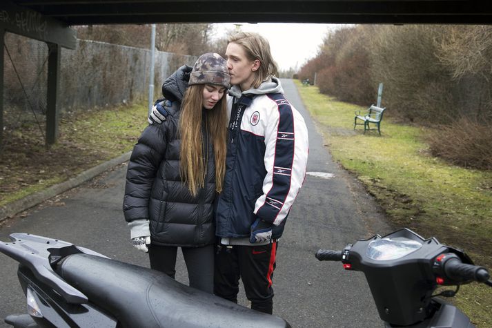 Guðjón Már Atlason og Silvía Rose Gunnarsdóttir áttu fótum sínum fjör að launa undan svarta bílnum sem lögreglan hefur enn ekki fundið.