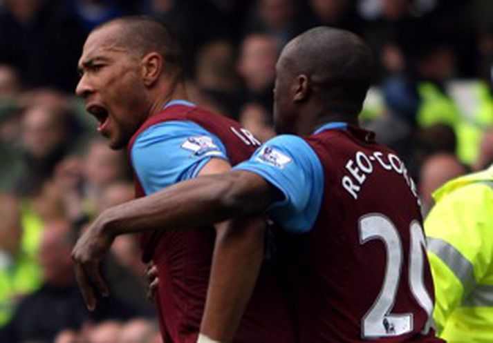 Norski markahrókurinn John Carew fagnar jöfnunarmarki sínu