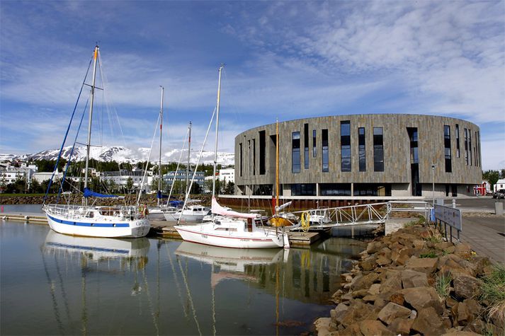 Torfu­nes­bryggj­an, við Hof, er mjög illa var­in fyr­ir suðaustanátt­inni.