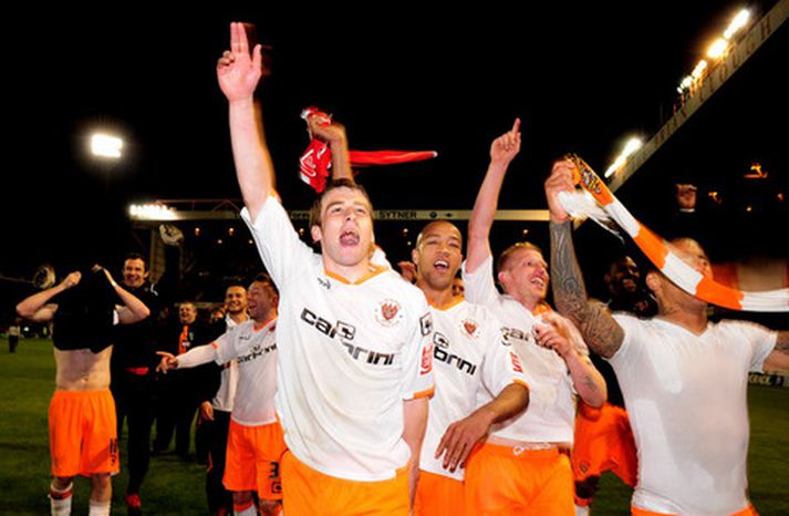 Leikmenn Blackpool fagna sigrinum í gærkvöldi.
