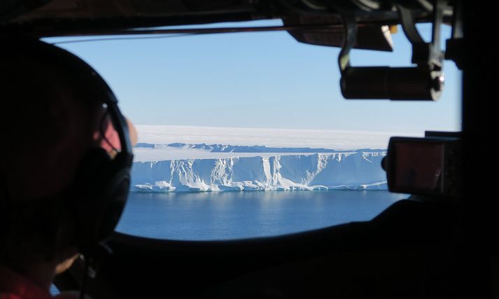 Brún Brunt-íshellunnar á Suðurskautslandinu. Stór ísjaki brotnar að líkindum frá hellunni á þessu ári, um 1.500 ferkílómetrar að flatarmáli.